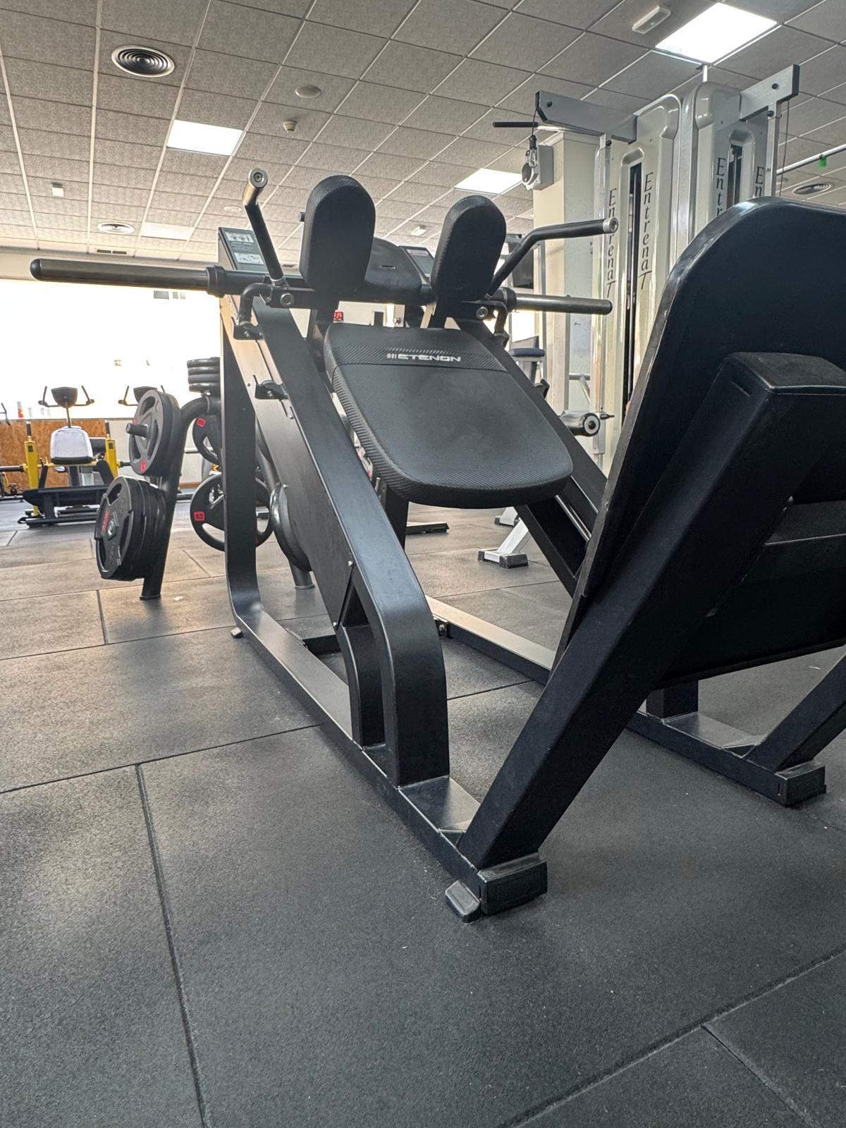 Máquina de entrenamiento en la sala de fitness y cardio de Entrena-T