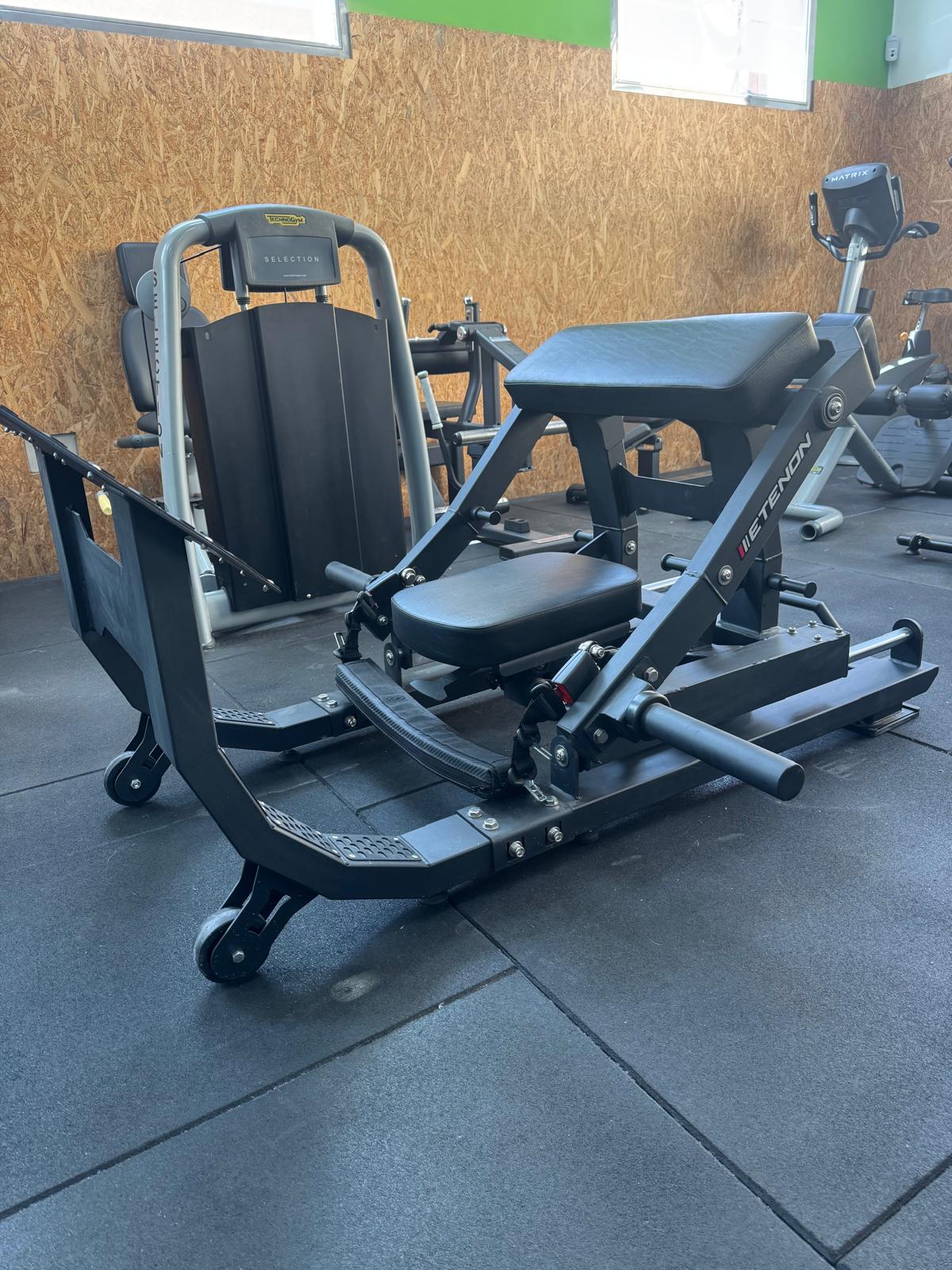 Máquina de fuerza en la sala de fitness y cardio de Entrena-T