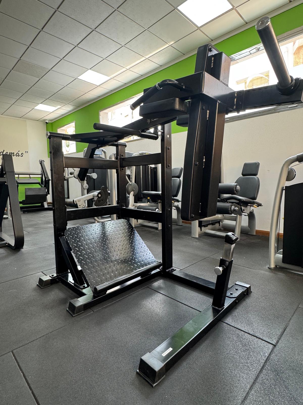 Equipamiento de fuerza en Entrena-T Fitness & Wellness
