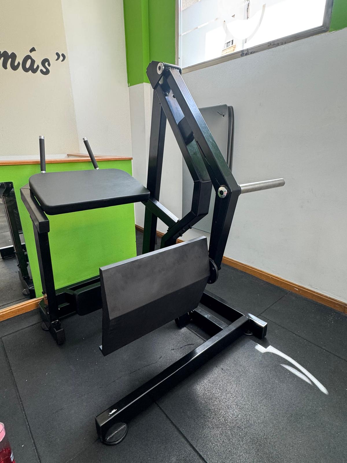 Máquina de entrenamiento para piernas en Entrena-T Roquetas de Mar