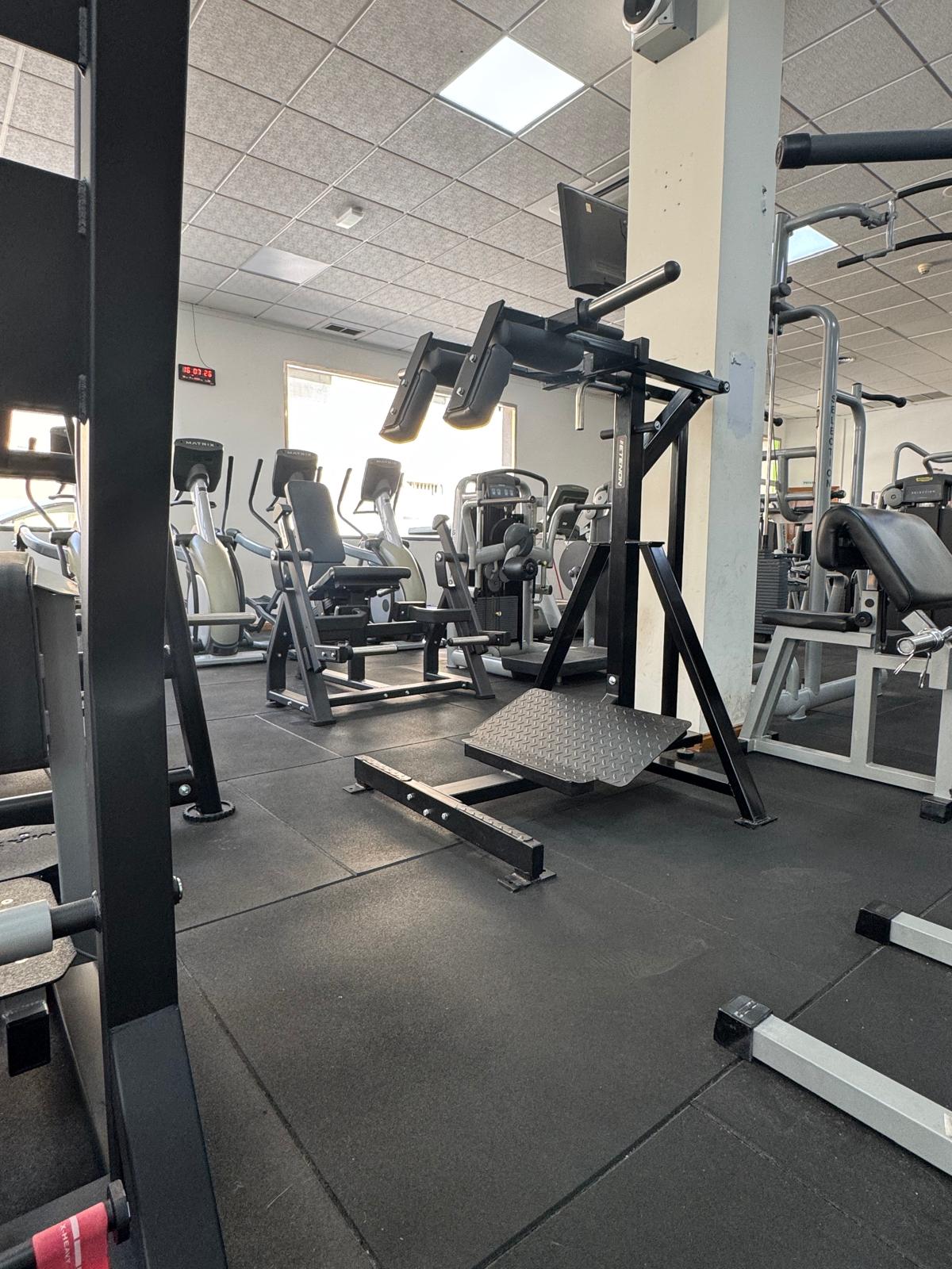 Zona de máquinas de fitness y cardio en Entrena-T